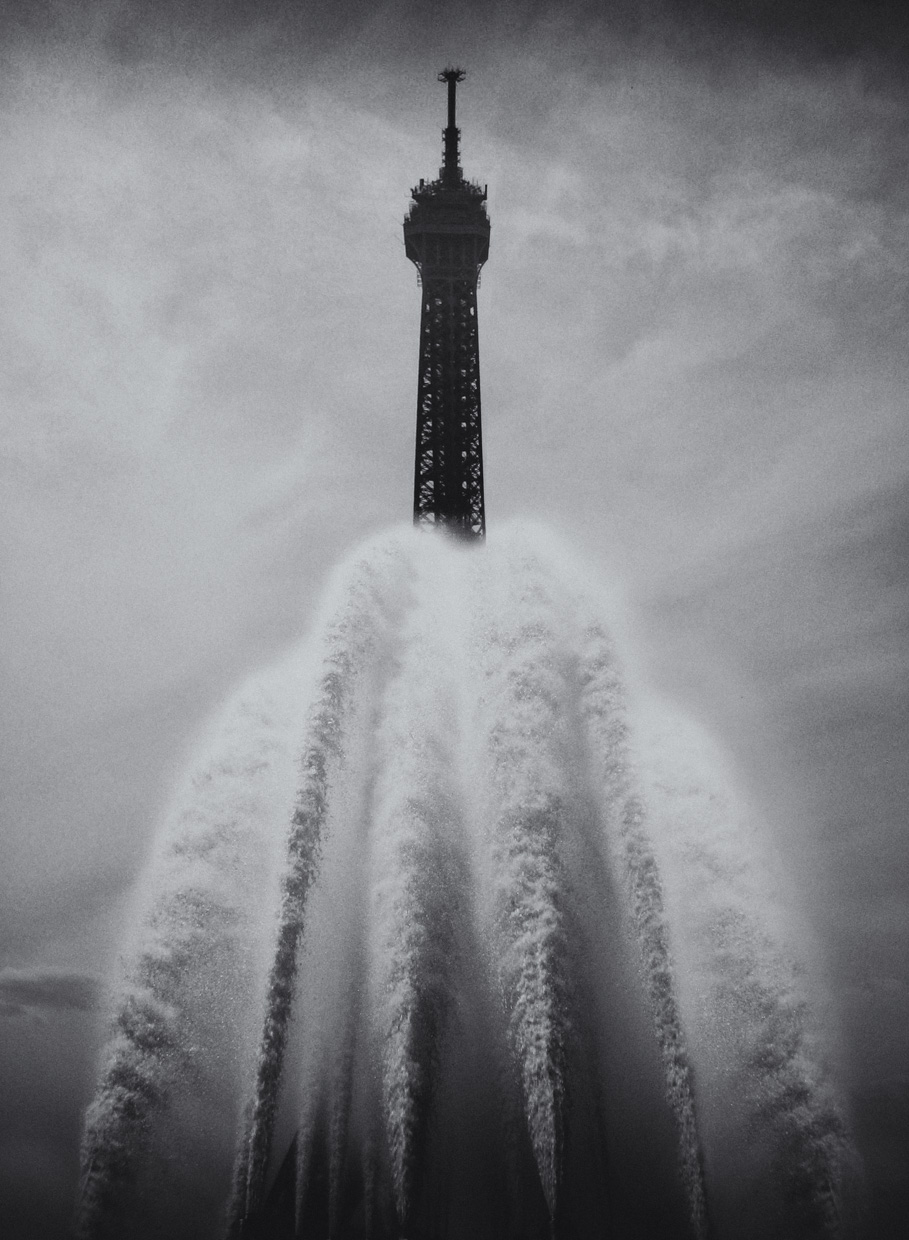loeky-firet-eiffel-tower-paris-black-and-white-photography
