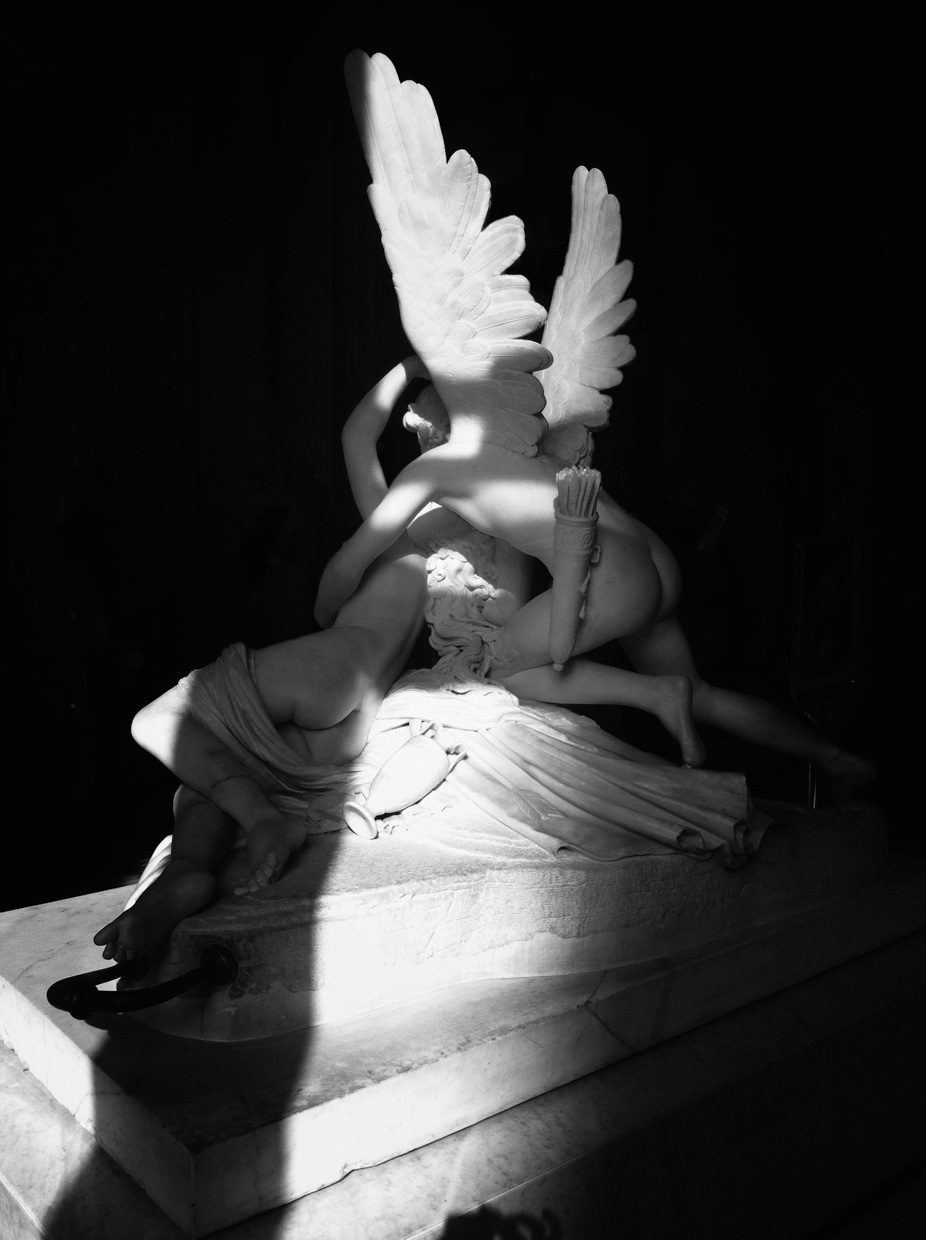 loeky-firet-Psyche-revided-by-cupid-kiss-antonio-canova-louvre-museum-paris-photography-black-and-white-eveil